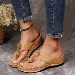 Light Camel Toe Post Mid Heel Slippers